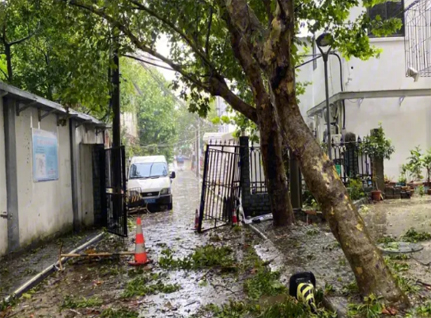 台風(fēng)過後的(de)地(dì)面清潔方案！