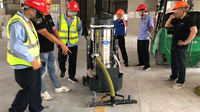 1758095937330953.jpg 3工(gōng)業(yè)吸塵器(qì).jpg